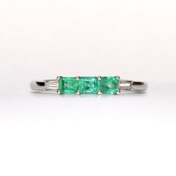 18ct White Gold Ring with Emerald and White Diamonds