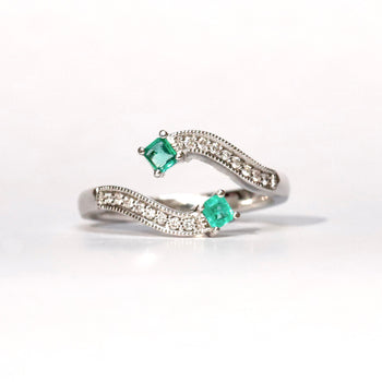 18ct White Gold Serpent Motif Ring with Emerald and Diamonds