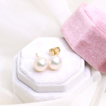 A pair of 18ct yellow gold round Akoya pearl stud earrings