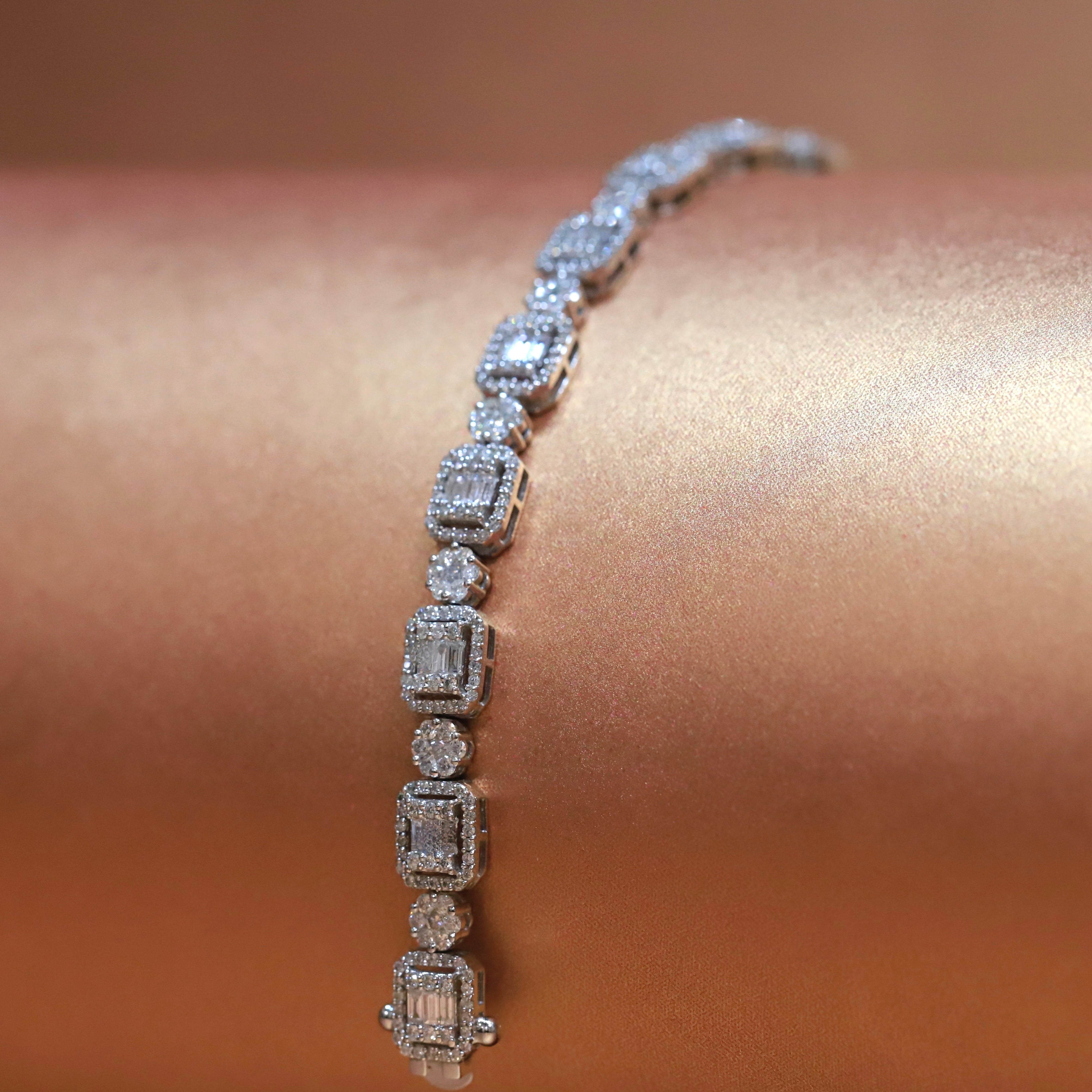An Art Déco old- and baguette-cut diamond bracelet. Total carat weight of  diamonds circa 15.00 cts. - Bukowskis