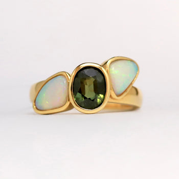 18ct Yellow Gold Oval Cut Tourmaline and Trillian Opal sides